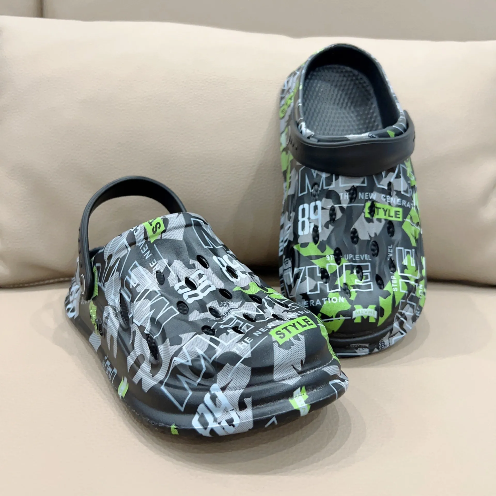 プラスサイズの新しいメンズスリッパ夏屋外厚い底滑り止めビーチ - Croc Style Clog のレビューと価格