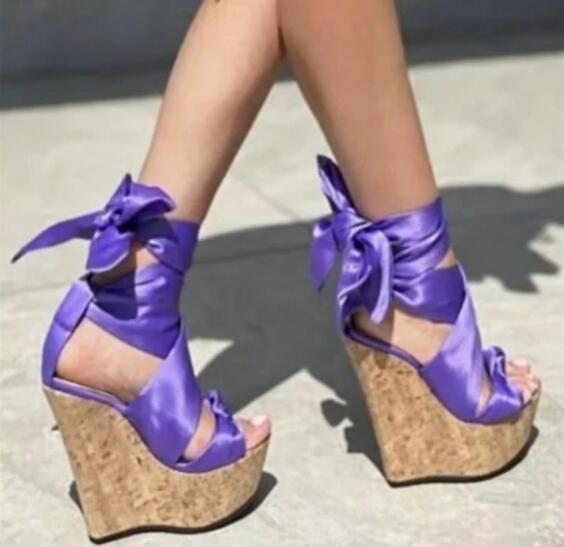 スイートピンクホワイトのチェック柄シルクウェッジサンダル、グ - Cork Wedge Sandal のレビューと価格