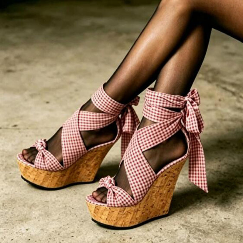 スイートピンクホワイトのチェック柄シルクウェッジサンダル、グ - Cork Wedge Sandal のレビューと価格