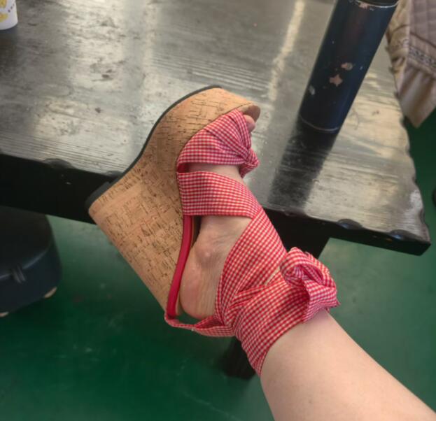 スイートピンクホワイトのチェック柄シルクウェッジサンダル、グ - Cork Wedge Sandal のレビューと価格