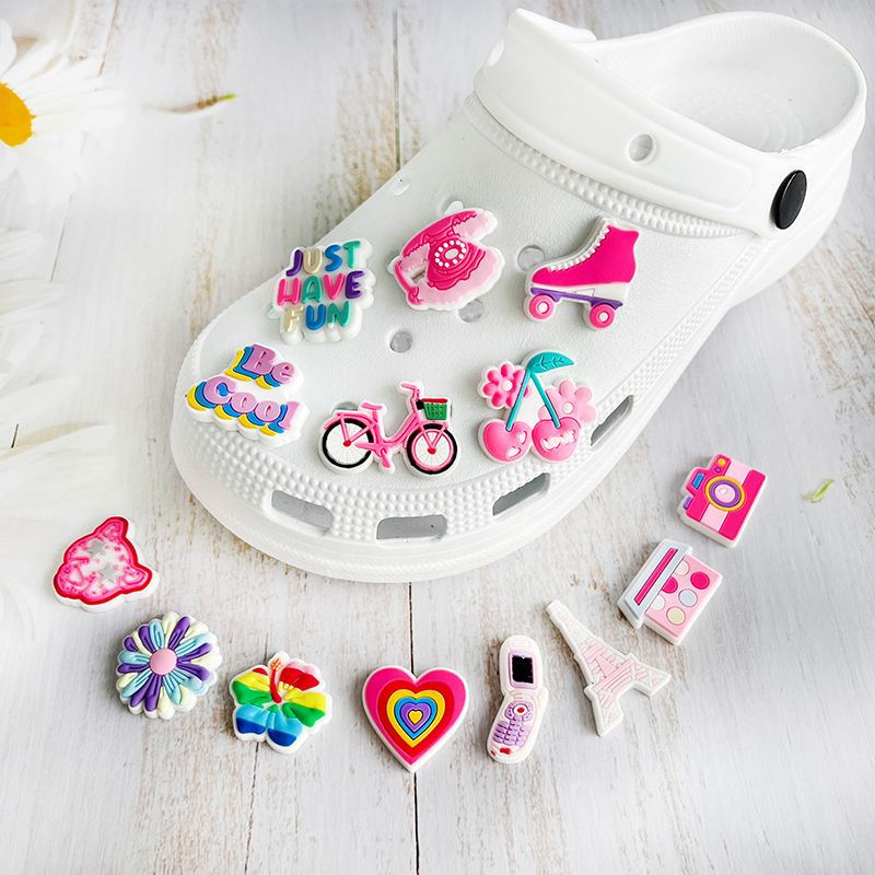 ピンクのリボンが付いた自転車の靴のチャーム,虹のアクセサリー - Croc Style Clog のレビューと価格